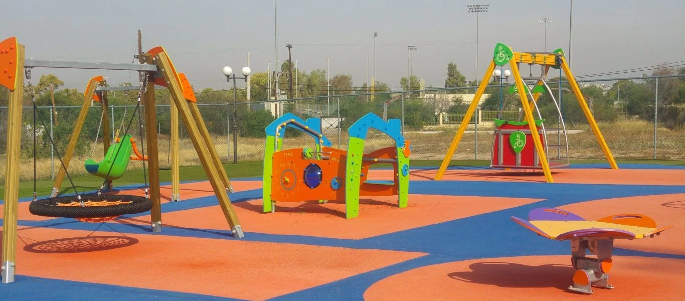  Όμιλος ΕΛΠΕ: Κατασκεύασαν 3 παιδικές χαρές προσβάσιμες για παιδιά με ειδικές ανάγκες